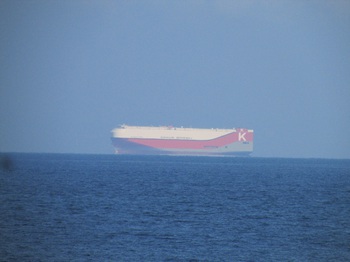 大きな輸送船が長崎の方へ