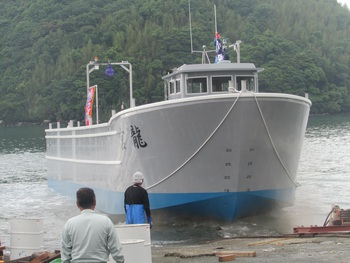 錦江湾の生簀船の進水式