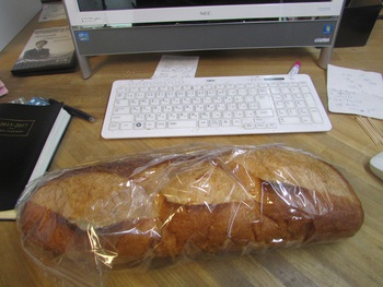 でっかいフランスパンを頂きました