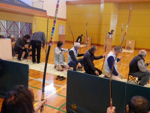 四半的弓道競射牛深大会が、総合体育館で行われた。