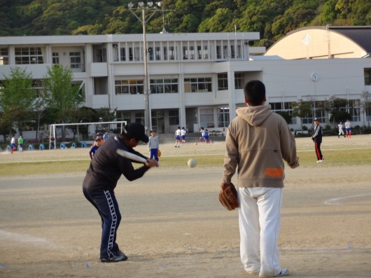 ソフトボールの練習中でした。