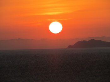 夕日が長崎半島の西に