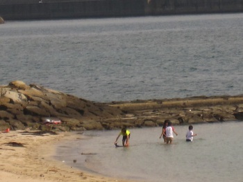 真夏日の今日砂浜で子供たちが