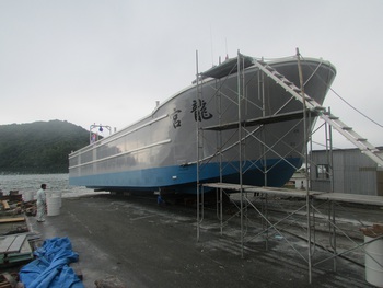 錦江湾の生簀船の進水式