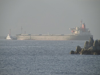 石炭満載の船が入港