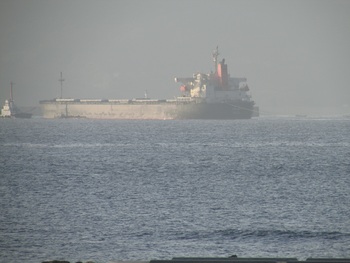 石炭満載の船が入港