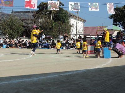 １６