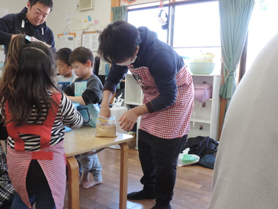 一生懸命に味噌を詰めてくださっています。