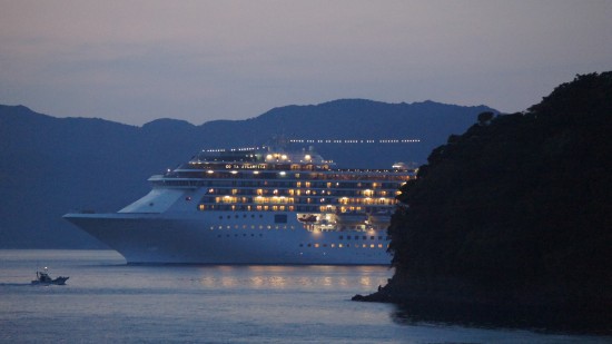 長島海峡を通過するコスタアトランチカ号