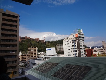 あ～なんと、澄み渡る青空なんだろう。桜島が噴火しているのに。熊本の方がPM2.5で霞んでいるのであった。
